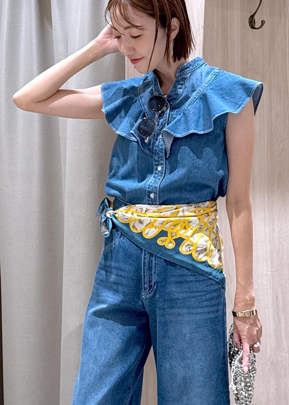 シルバー系のハンドバッグ、ブルー系のシャツ/ブラウス、ブルー系のデニムパンツを着用したレディースの夏コーディネートの7枚目の写真