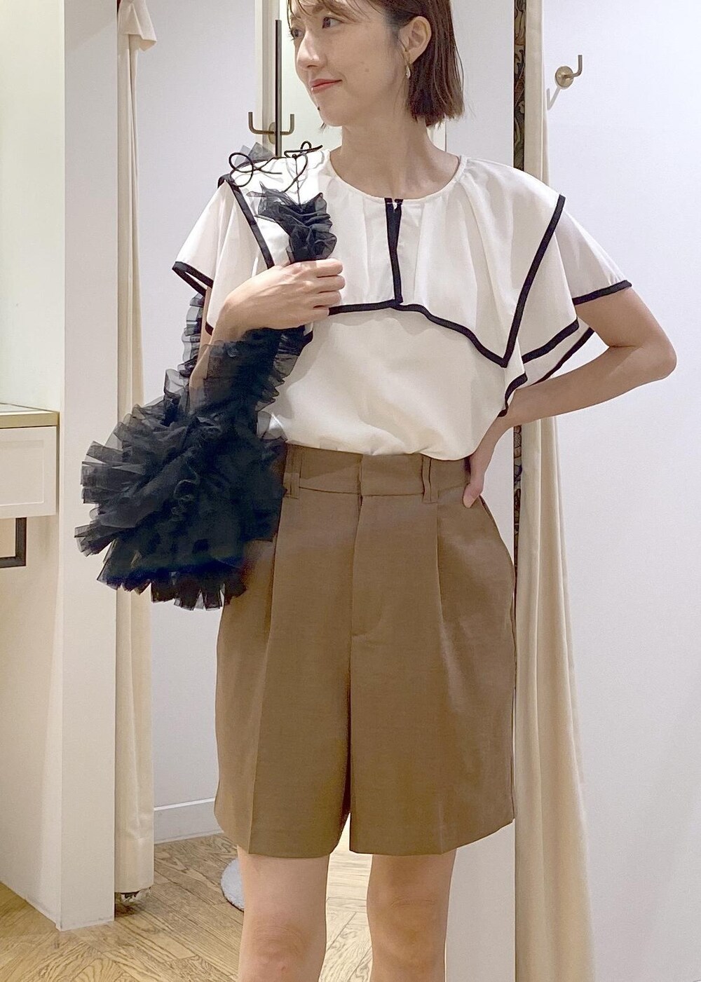 ブラック系のサンダル、ブラック系のショルダーバッグ、ブラウン系のその他パンツを着用したレディースの夏コーディネートの6枚目の写真