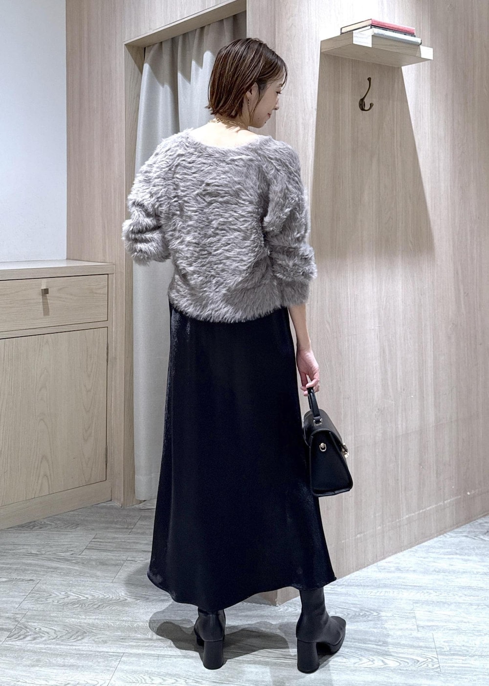 グレー系のカーディガン/ボレロ、グレー系のその他アウター、ブラック系のブーツを着用したレディースの冬コーディネートの10枚目の写真