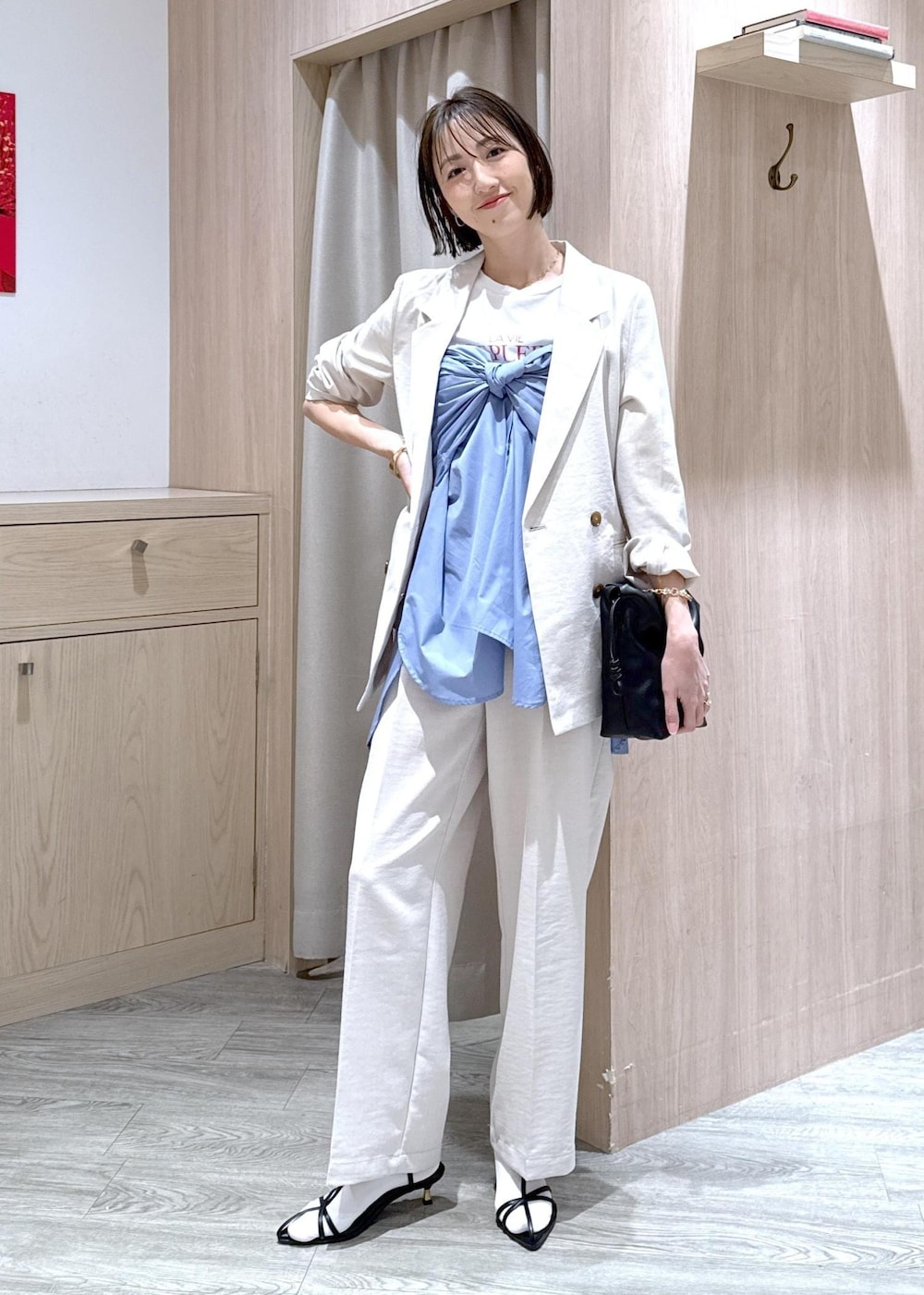 ブルー系のシャツ/ブラウス、ブラック系のサンダル、ホワイト系のTシャツ/カットソーを着用したレディースの春コーディネートの3枚目の写真