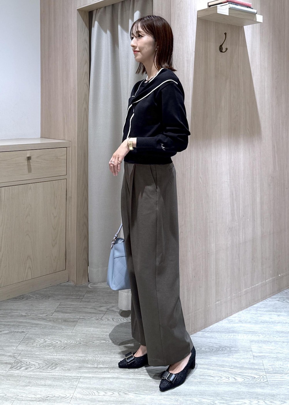 グリーン系のその他パンツ、ブラック系のパンプス、ブルー系のショルダーバッグを着用したレディースの秋コーディネートの10枚目の写真