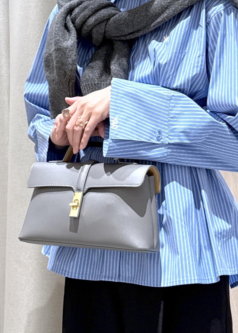 グレー系のショルダーバッグ、ブラック系のスラックス、グレー系のカーディガン/ボレロを着用したレディースの秋コーディネートの8枚目の写真