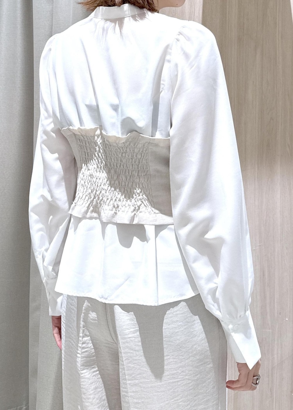 ブラック系のショルダーバッグ、ブラック系のパンプス、ホワイト系のシャツ/ブラウスを着用したレディースの春コーディネートの10枚目の写真