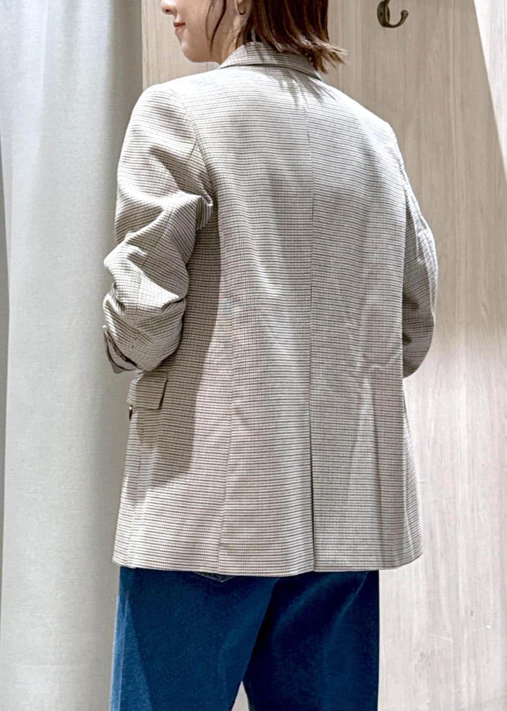 シルバー系のパンプス、グレー系のショルダーバッグ、ブラック系のカーディガン/ボレロを着用したレディースの秋コーディネートの8枚目の写真