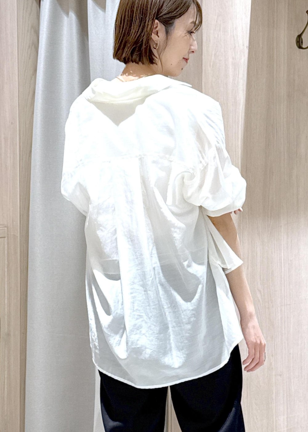 レッド系のサンダル、ホワイト系のシャツ/ブラウス、ホワイト系のTシャツ/カットソーを着用したレディースの春コーディネートの9枚目の写真