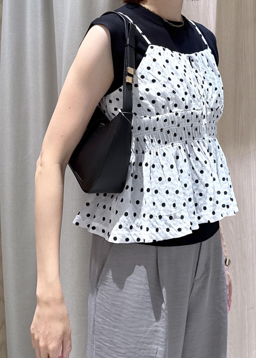 ブラック系のショルダーバッグ、グレー系のその他パンツ、ブラック系のパンプスを着用したレディースの夏コーディネートの6枚目の写真
