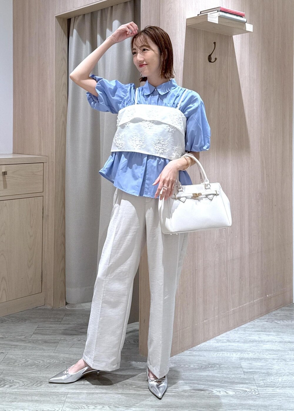 シルバー系のパンプス、ホワイト系のキャミソール、ブルー系のシャツ/ブラウスを着用したレディースの夏コーディネートの2枚目の写真