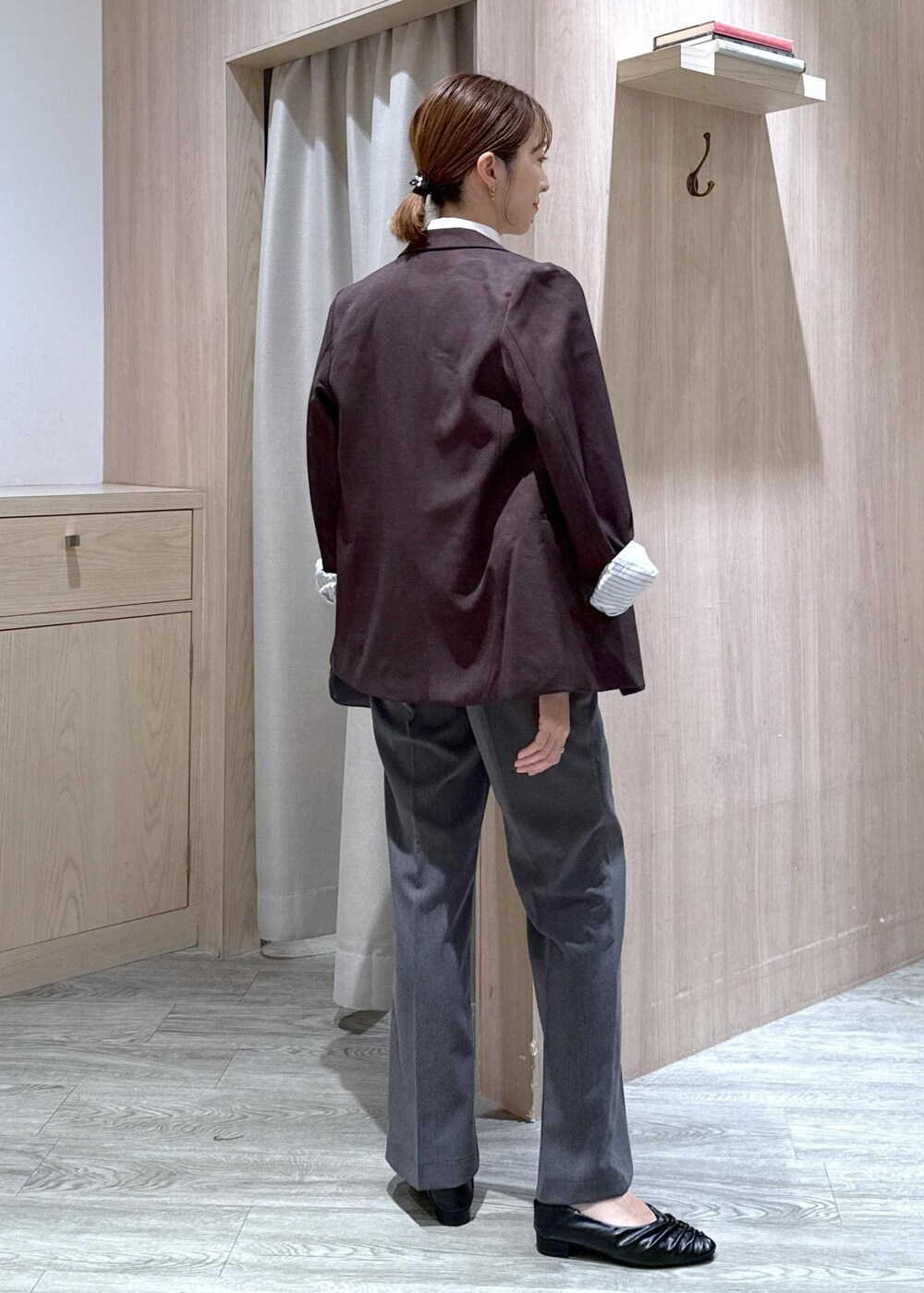 ブラック系のハンドバッグ、ブラック系のパンプス、ホワイト系のシャツ/ブラウスを着用したレディースの秋コーディネートの3枚目の写真