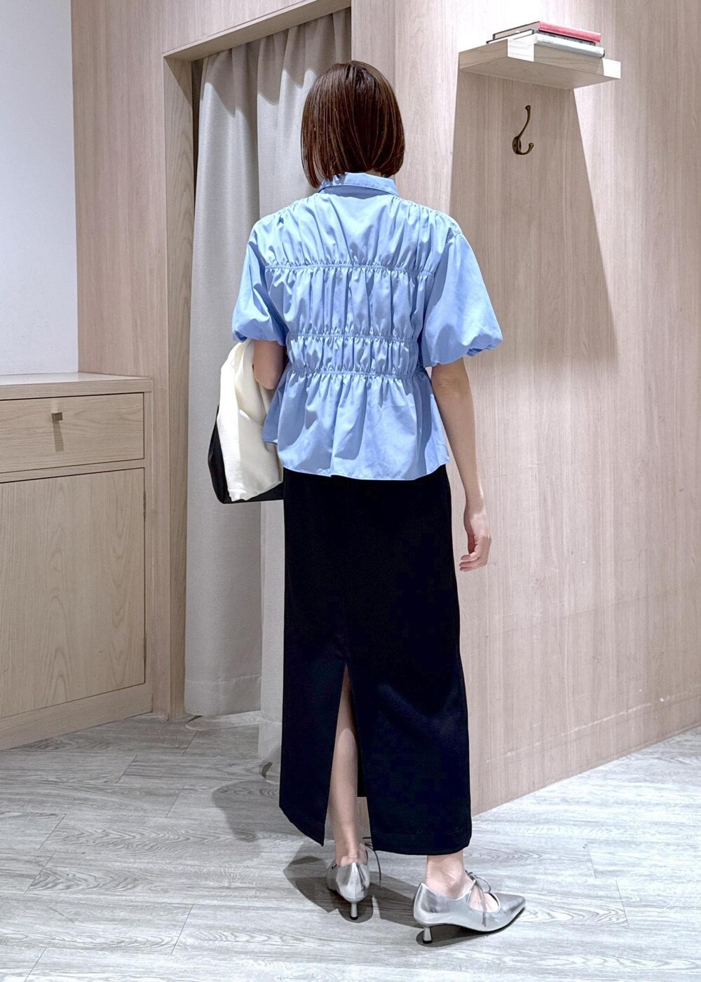 ホワイト系のカーディガン/ボレロ、ブラック系のショルダーバッグ、シルバー系のパンプスを着用したレディースの春コーディネートの3枚目の写真