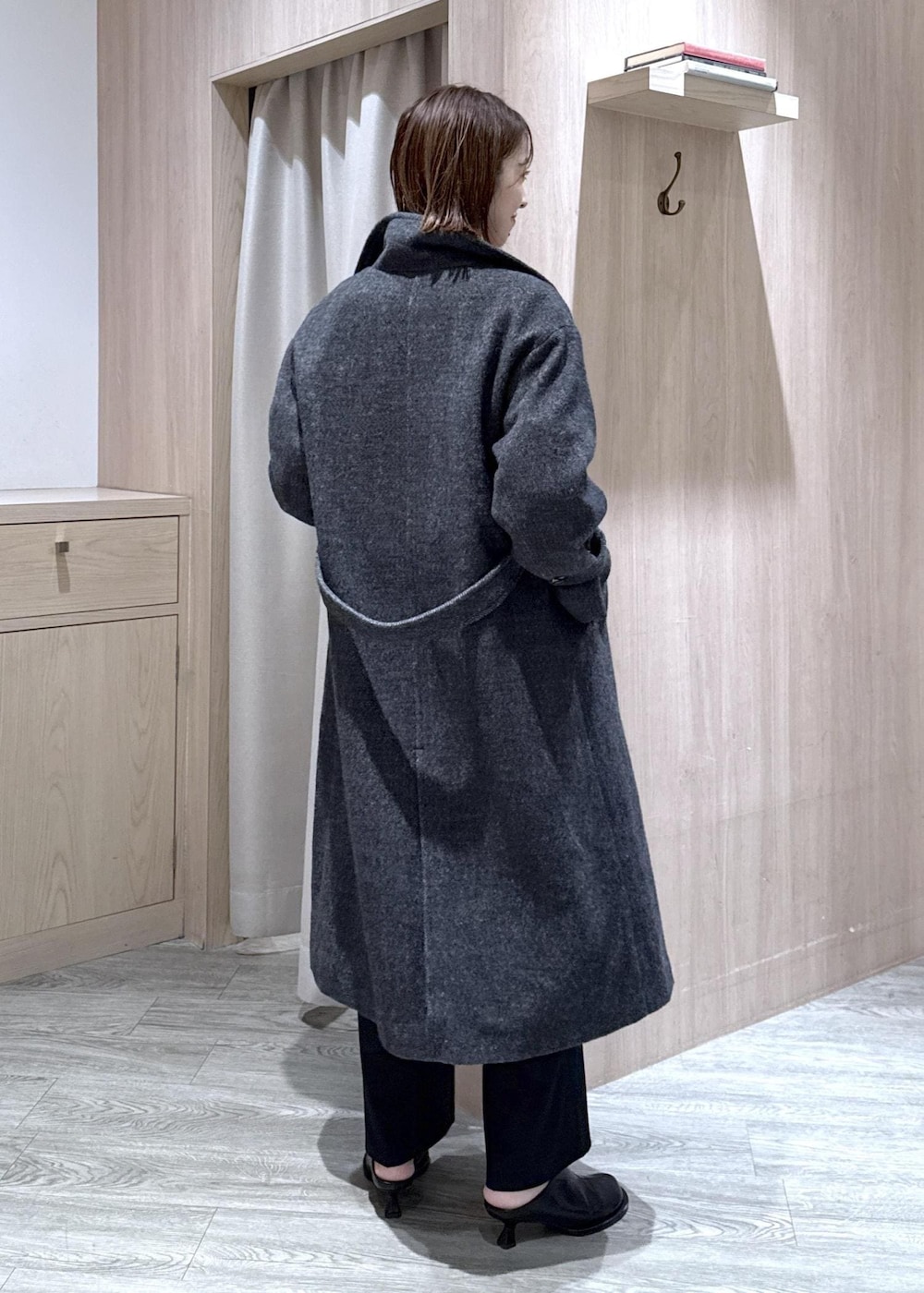 ベージュ系のトートバッグ、グレー系のその他アウター、ブラック系のその他パンツを着用したレディースの冬コーディネートの10枚目の写真