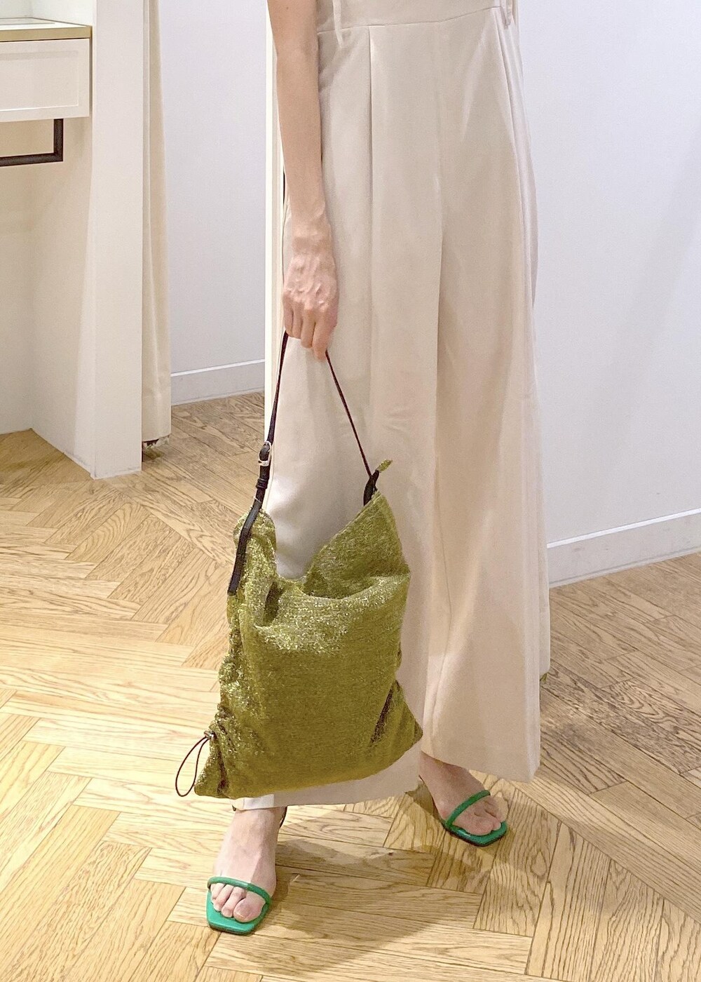 ブラック系のキャミソール、グリーン系のサンダル、ブラック系のTシャツ/カットソーを着用したレディースの夏コーディネートの6枚目の写真