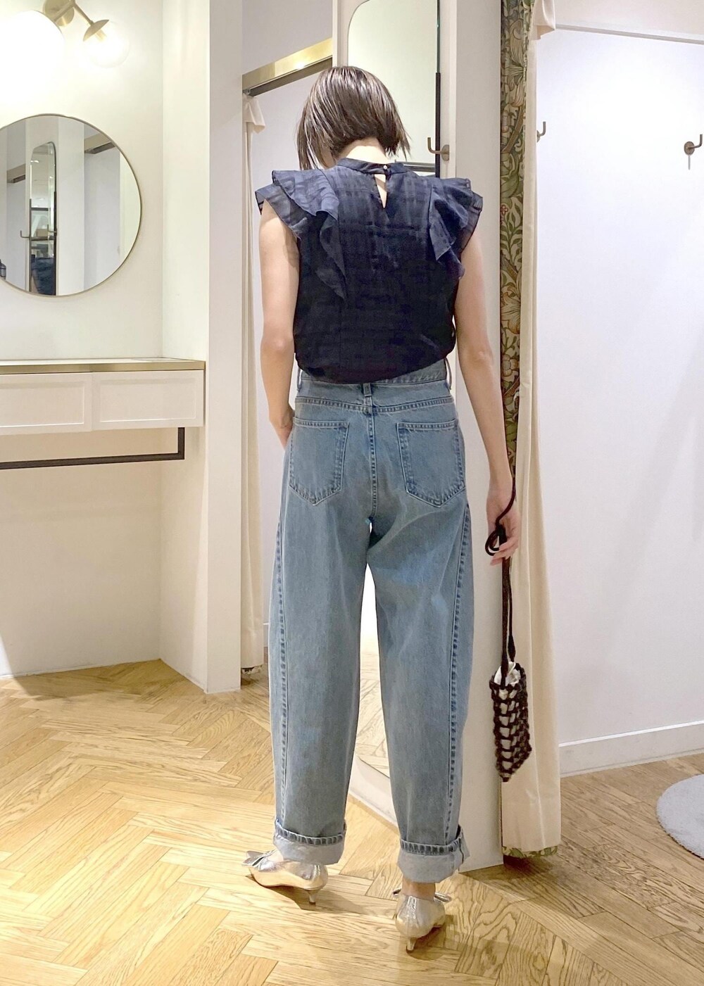 シルバー系のパンプス、ブルー系のデニムパンツ、ブルー系のシャツ/ブラウスを着用したレディースの夏コーディネートの2枚目の写真