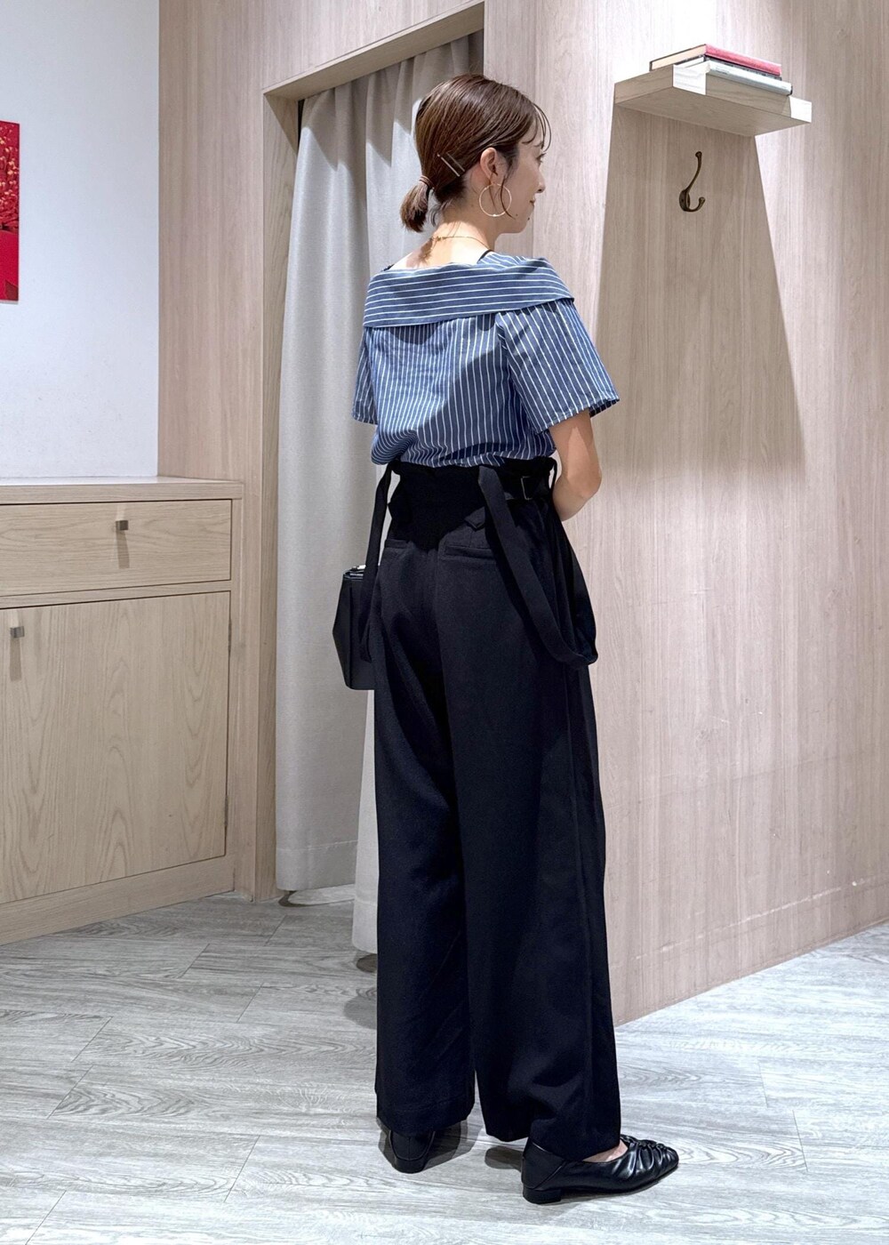 ブラック系のキャミソール、ブラック系のショルダーバッグ、ブルー系のシャツ/ブラウスを着用したレディースの夏コーディネートの3枚目の写真