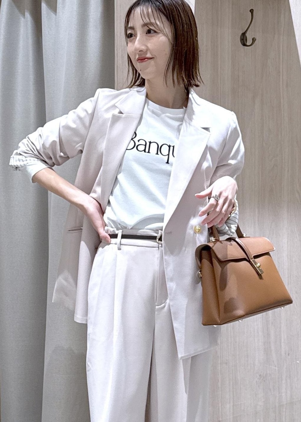 ホワイト系のTシャツ/カットソー、ベージュ系のテーラードジャケット、ベージュ系のその他パンツを着用したレディースの冬コーディネートの8枚目の写真