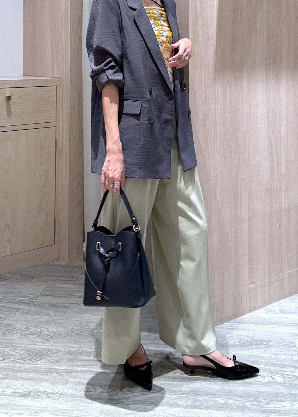 ブラック系のショルダーバッグ、ブラック系のキャミソール、ブラック系のパンプスを着用したレディースの夏コーディネートの7枚目の写真