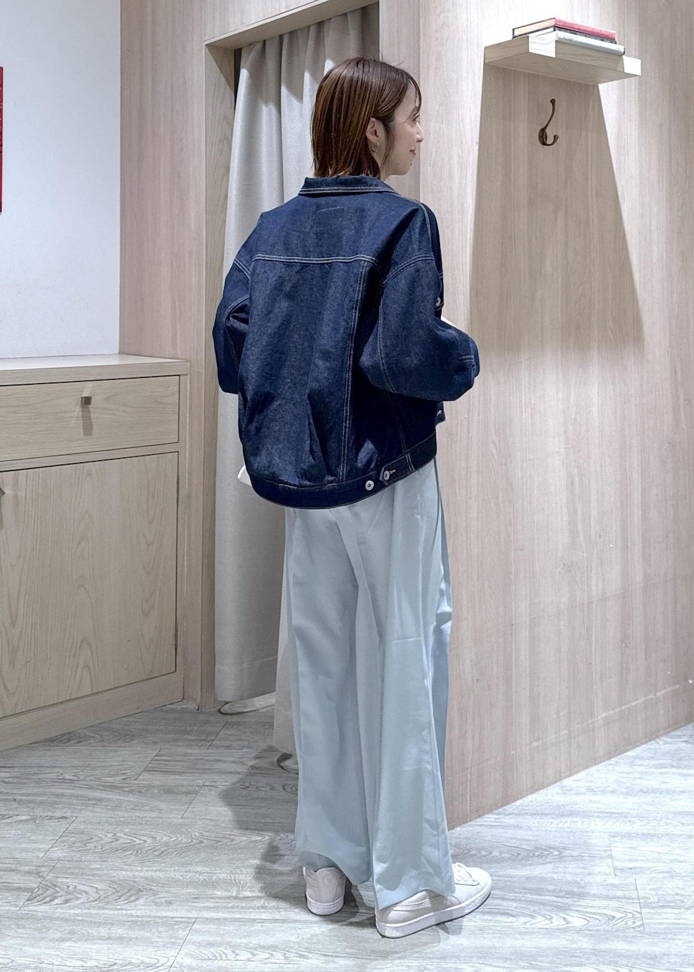 グレー系のスニーカー、グリーン系のその他パンツ、ブルー系のデニムジャケットを着用したレディースの冬コーディネートの4枚目の写真