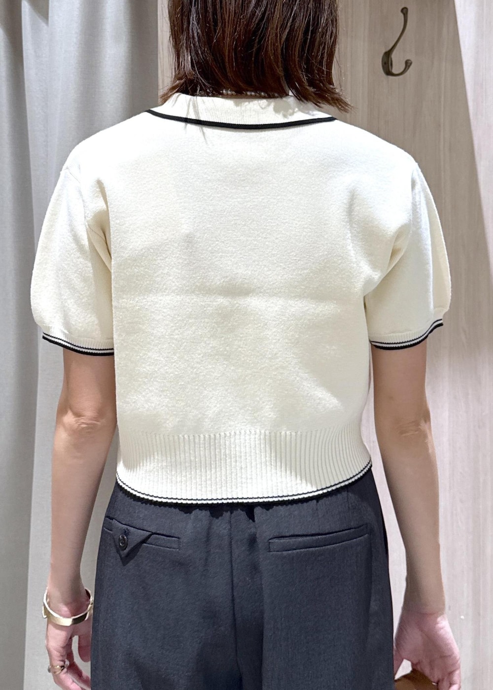 グレー系のその他パンツ、ブラウン系のトートバッグ、ホワイト系のニット/セーターを着用したレディースの夏コーディネートの6枚目の写真