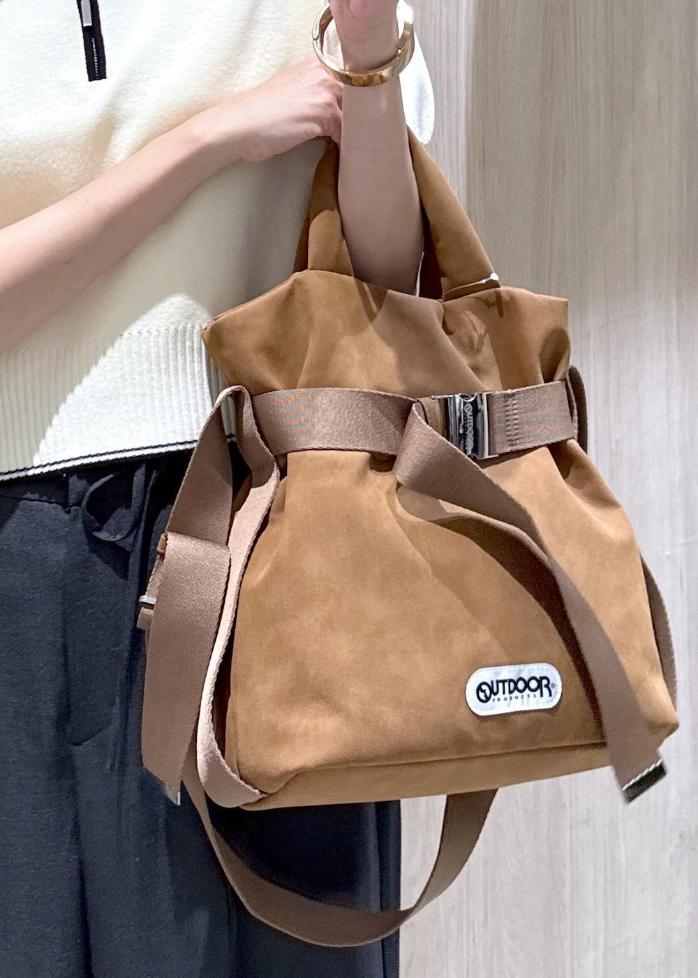 グレー系のその他パンツ、ブラウン系のトートバッグ、ホワイト系のニット/セーターを着用したレディースの夏コーディネートの7枚目の写真