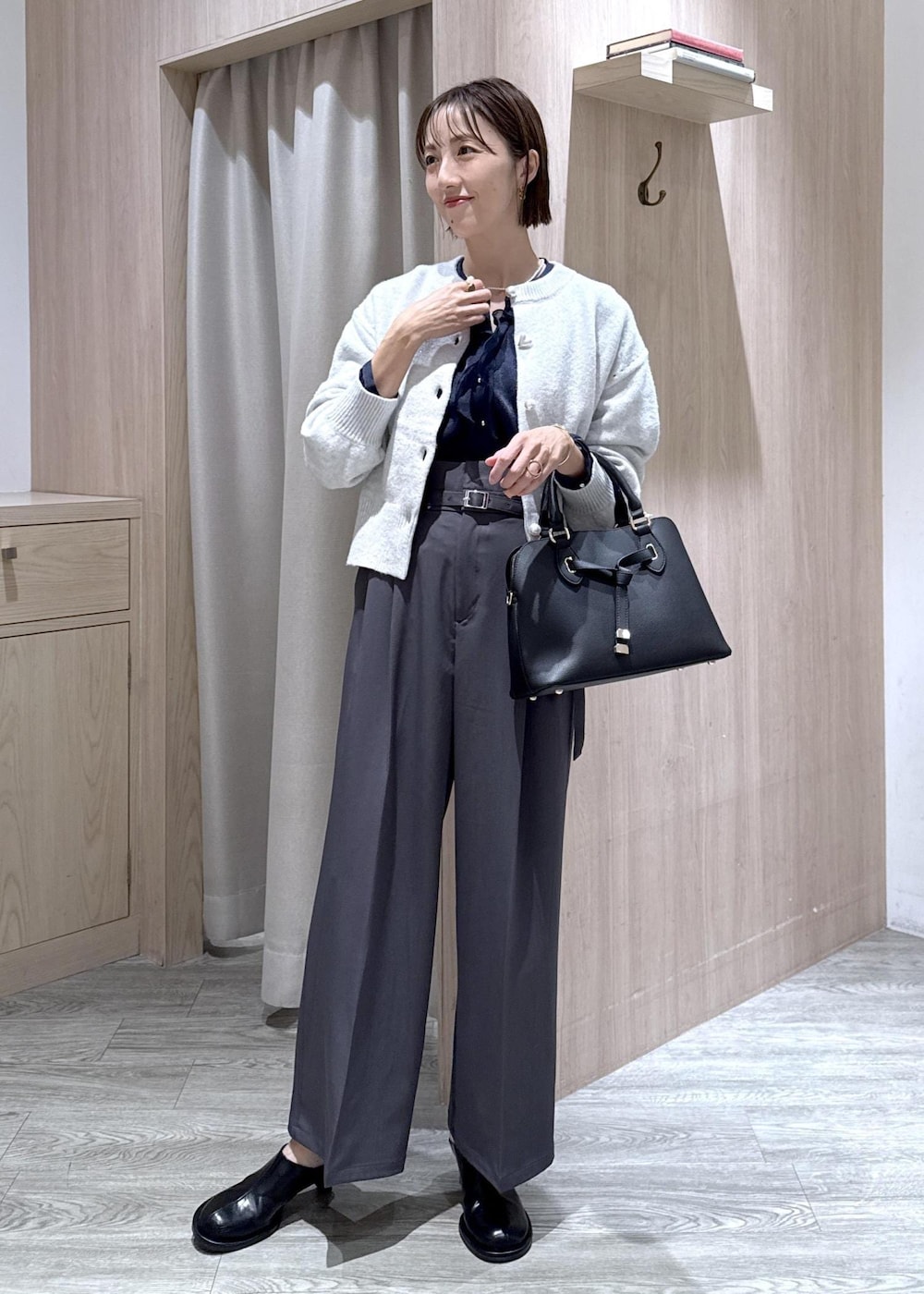 ブルー系のシャツ/ブラウス、グレー系のカーディガン/ボレロ、グレー系のその他パンツを着用したレディースの秋コーディネートの6枚目の写真