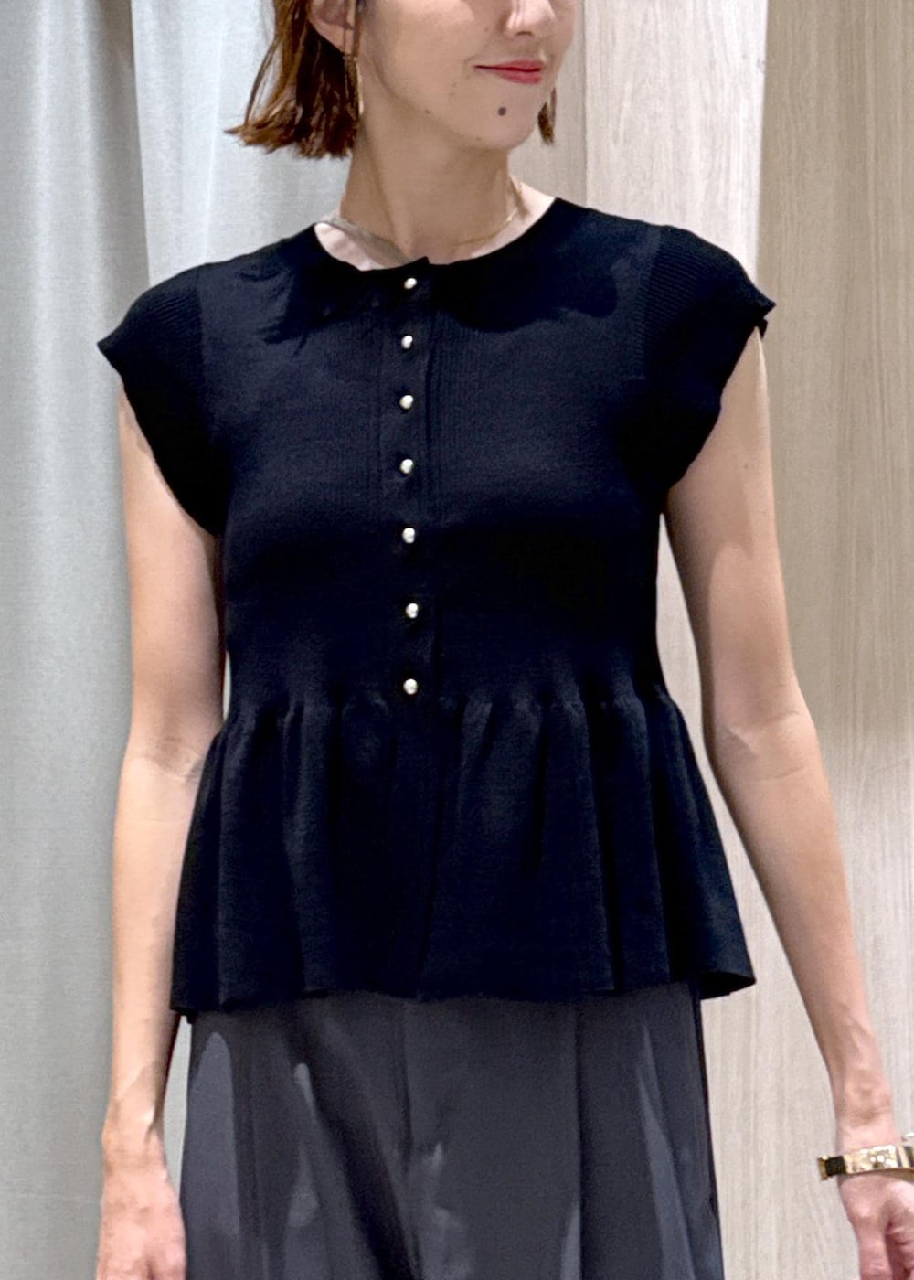 ブラウン系のショルダーバッグ、ベージュ系のキャミソール、ブラック系のパンプスを着用したレディースの夏コーディネートの7枚目の写真