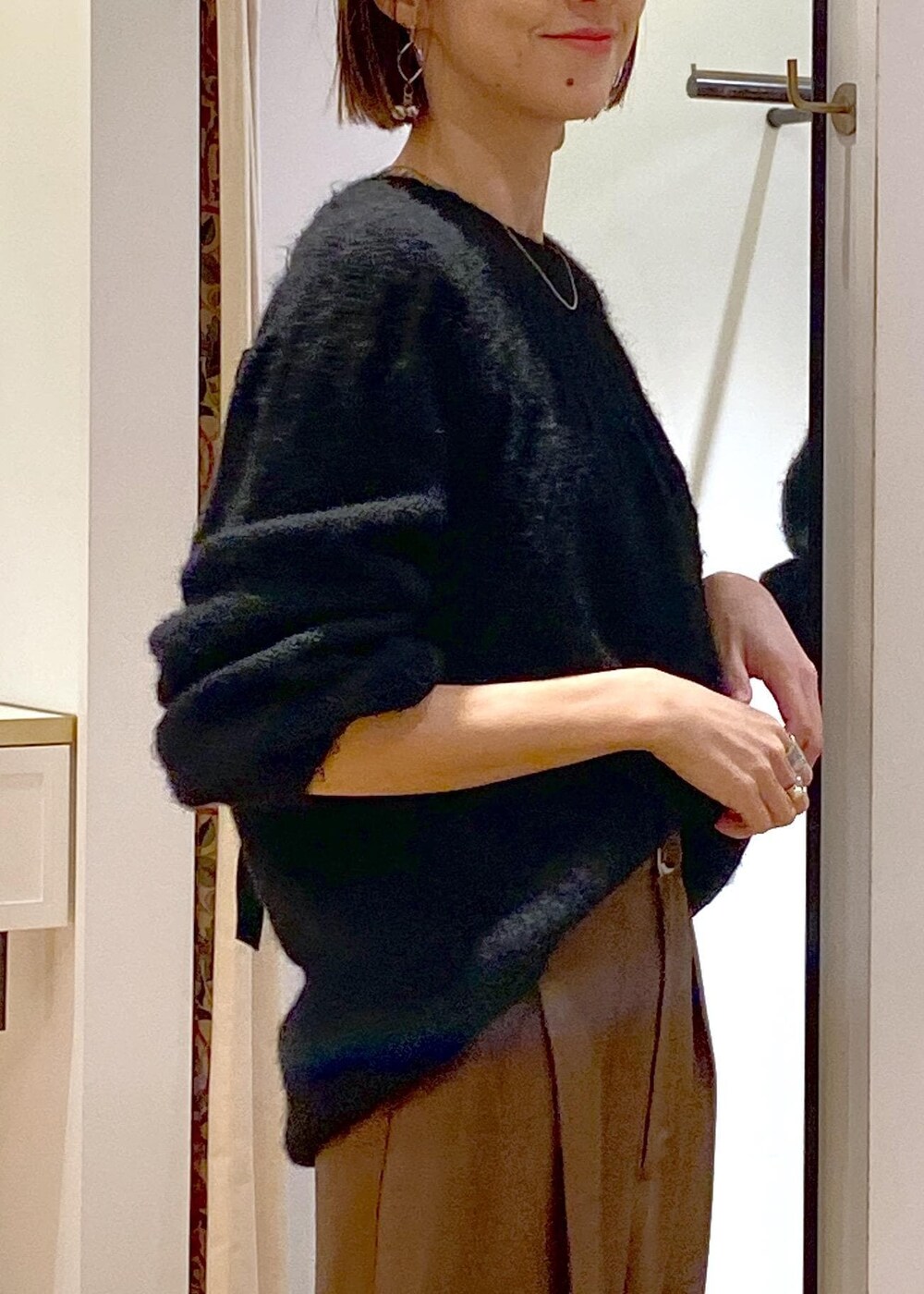 シルバー系のブーツ、ブラック系のニット/セーター、ブラウン系のその他パンツを着用したレディースの冬コーディネートの8枚目の写真