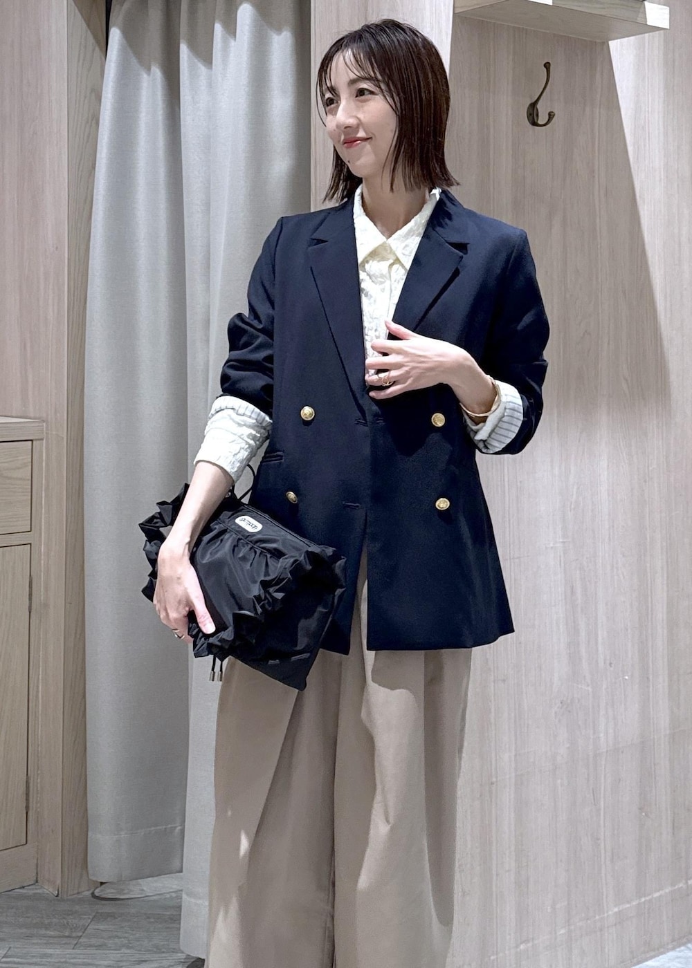 ブルー系のテーラードジャケット、ホワイト系のシャツ/ブラウス、ベージュ系のその他パンツを着用したレディースの冬コーディネートの3枚目の写真