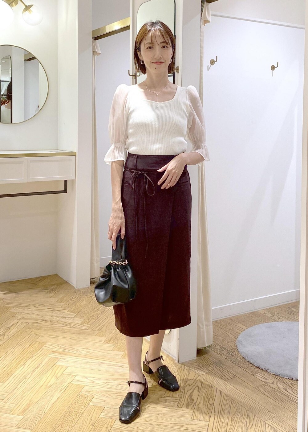 ブラック系のキャミソール、ブラック系のサンダル、ホワイト系のTシャツ/カットソーを着用したレディースの夏コーディネートの8枚目の写真