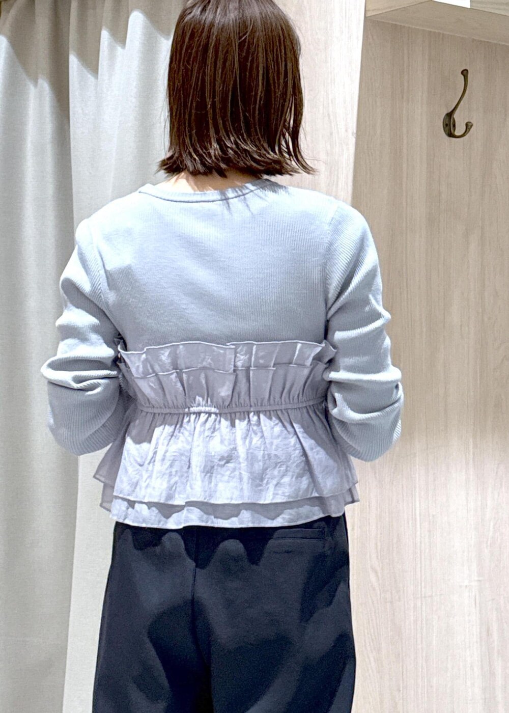 ブラック系のショルダーバッグ、ブラック系のパンプス、ブルー系のニット/セーターを着用したレディースの春コーディネートの9枚目の写真