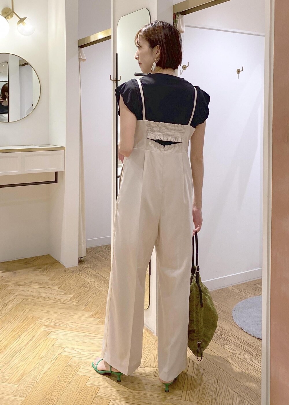 ブラック系のキャミソール、グリーン系のサンダル、ブラック系のTシャツ/カットソーを着用したレディースの夏コーディネートの2枚目の写真