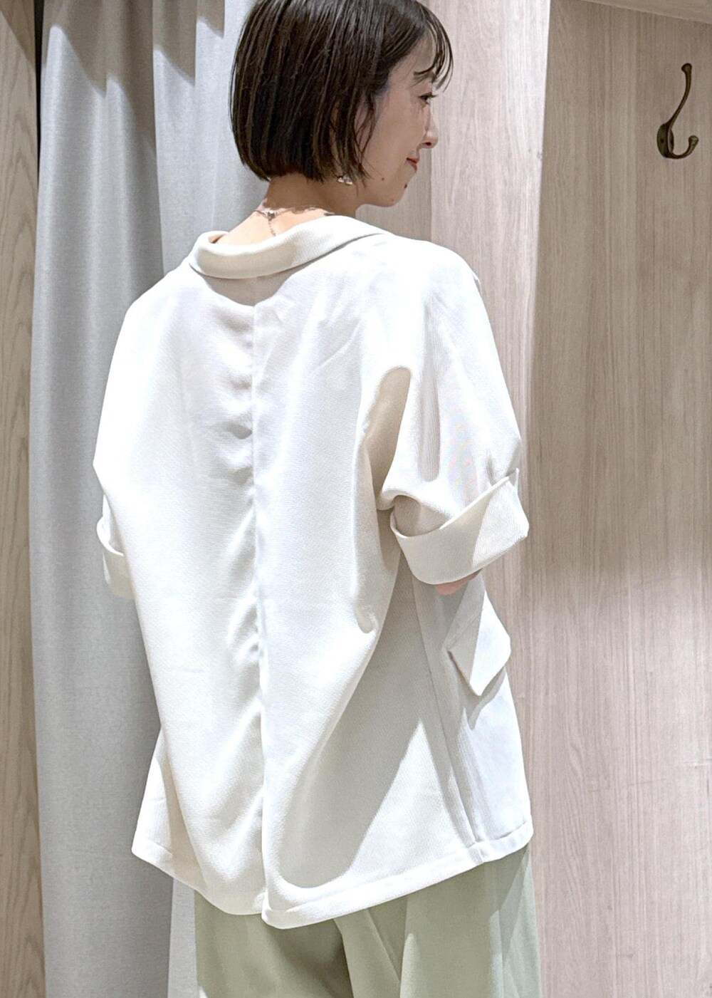 ベージュ系のキャミソール、ブラック系のサンダル、ブラック系のトートバッグを着用したレディースの夏コーディネートの9枚目の写真