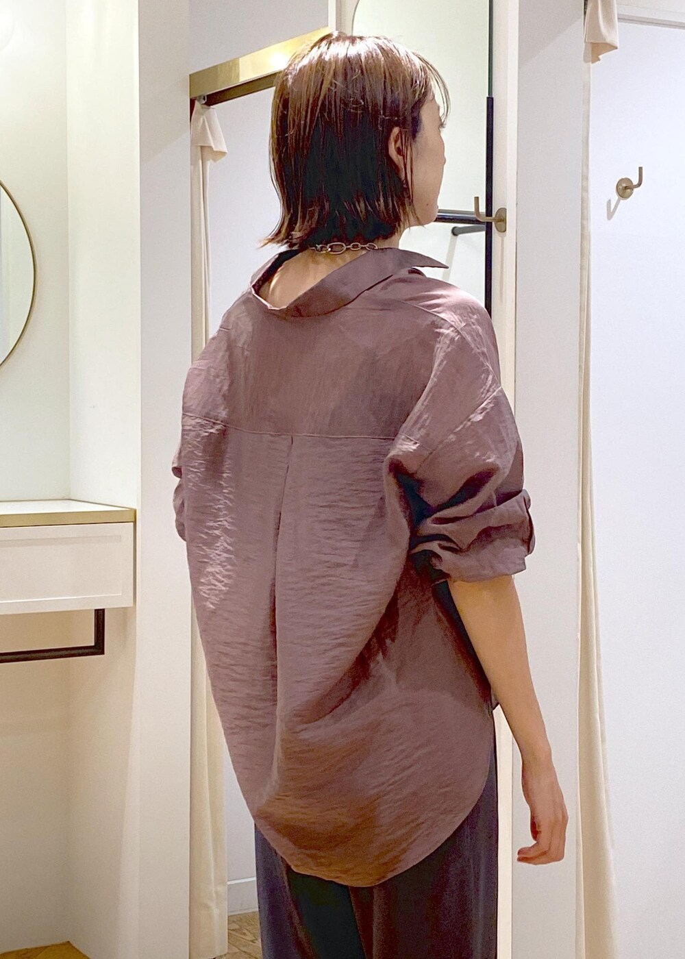 ブラック系のキャミソール、ブラウン系のシャツ/ブラウス、ブラック系のサンダルを着用したレディースの秋コーディネートの6枚目の写真