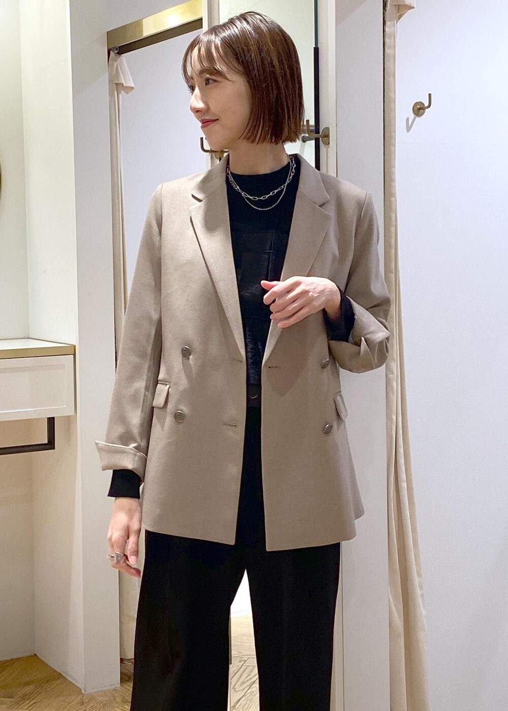 ブラック系のパンプス、ブラック系のニット/セーター、ブラック系のスラックスを着用したレディースの冬コーディネートの7枚目の写真