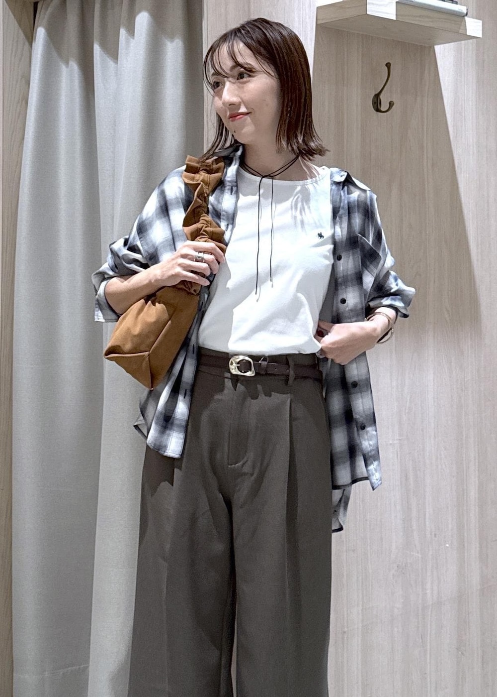 ブラック系のシャツ/ブラウス、ホワイト系のTシャツ/カットソー、グリーン系のその他パンツを着用したレディースの夏コーディネートの5枚目の写真