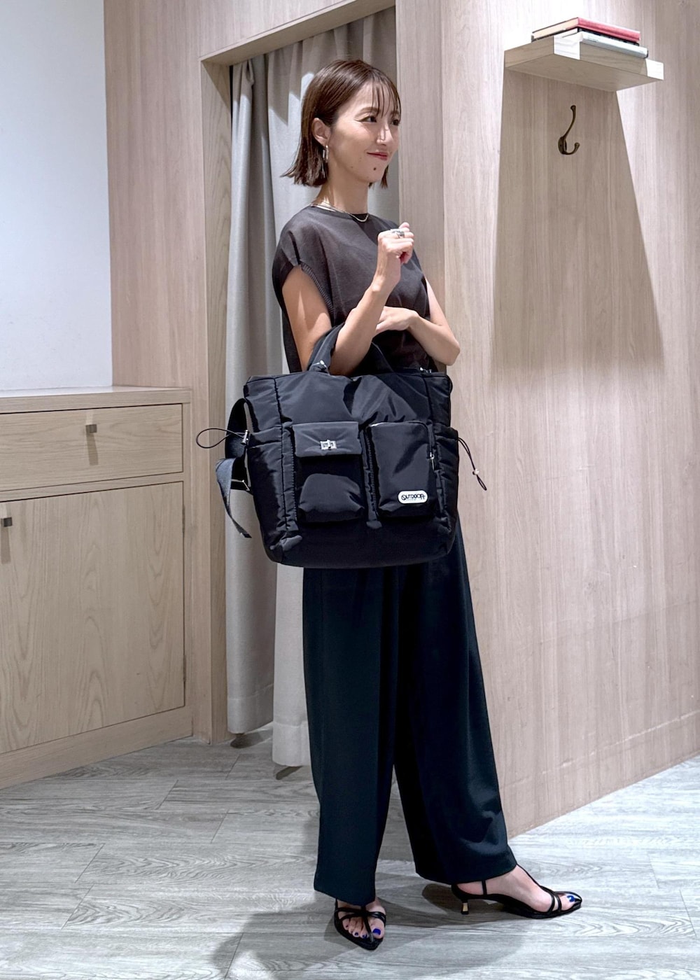 ブラック系のキャミソール、ブラック系のサンダル、グレー系のニット/セーターを着用したレディースの夏コーディネートの3枚目の写真