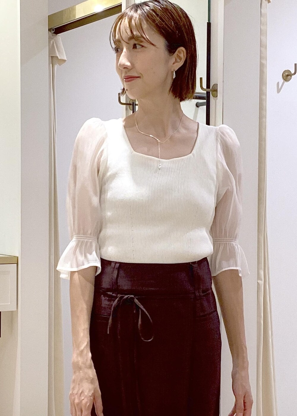 ブラック系のキャミソール、ブラック系のサンダル、ホワイト系のTシャツ/カットソーを着用したレディースの夏コーディネートの5枚目の写真