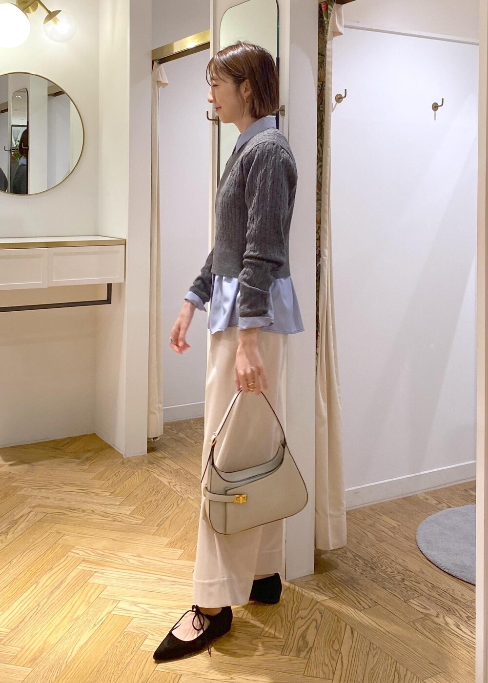 ホワイト系のハンドバッグ、ブルー系のシャツ/ブラウス、ベージュ系のその他パンツを着用したレディースの冬コーディネートの3枚目の写真