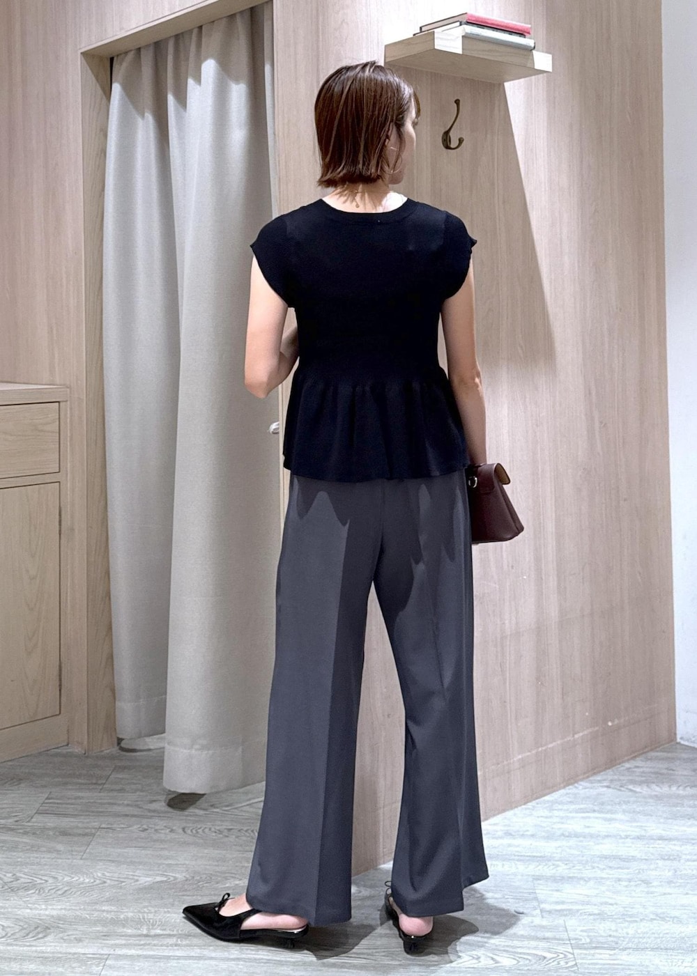 ブラウン系のショルダーバッグ、ベージュ系のキャミソール、ブラック系のパンプスを着用したレディースの夏コーディネートの3枚目の写真