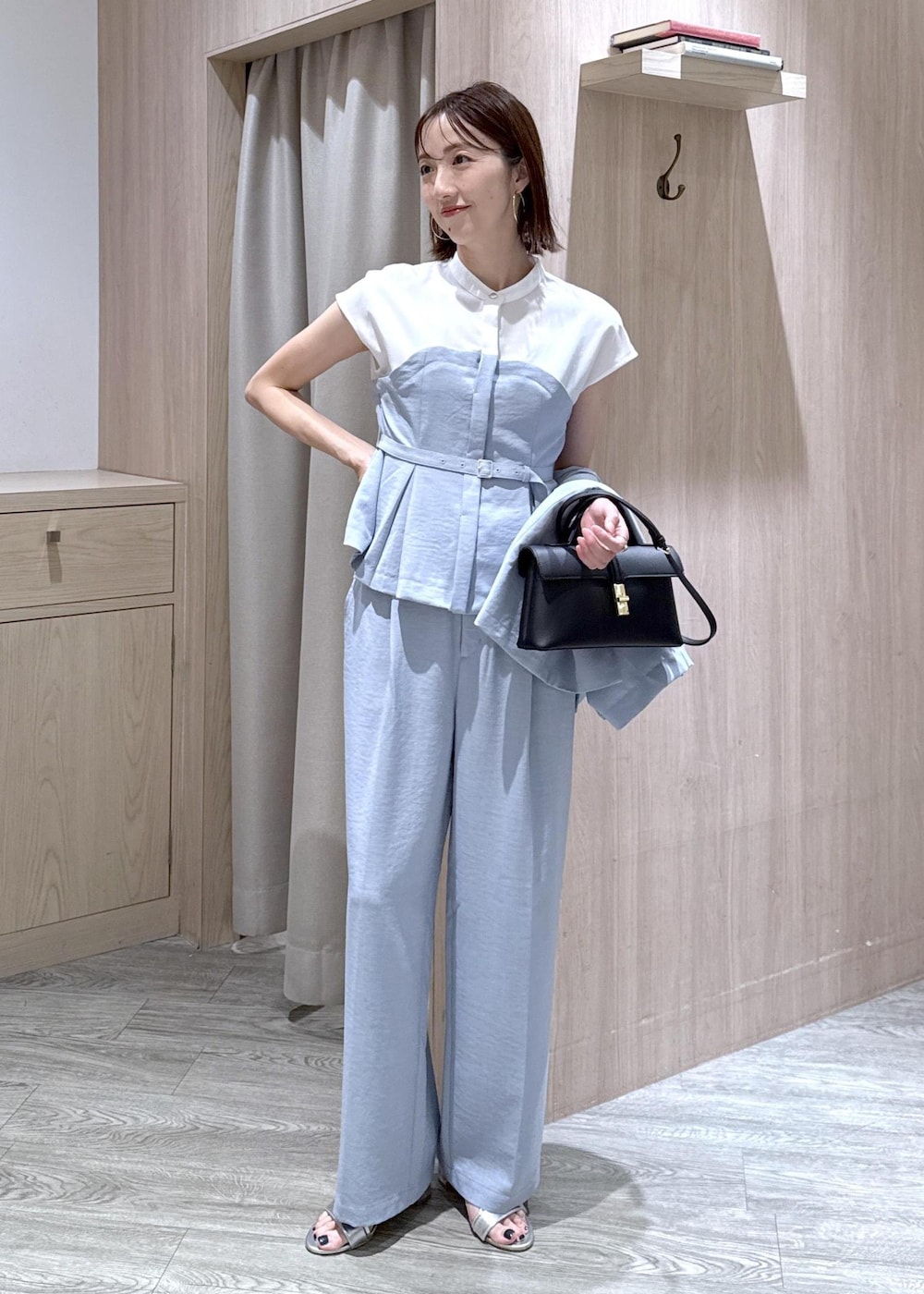 シルバー系のサンダル、ブルー系のシャツ/ブラウス、ブルー系のその他パンツを着用したレディースの春コーディネートの2枚目の写真