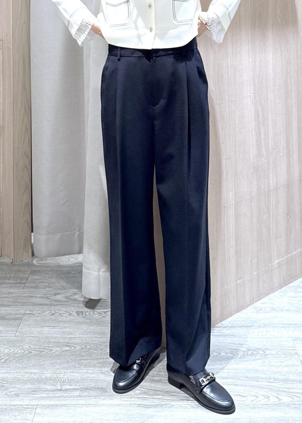 ブラック系のトートバッグ、ブルー系のその他パンツ、ブラック系のローファーを着用したレディースの冬コーディネートの9枚目の写真