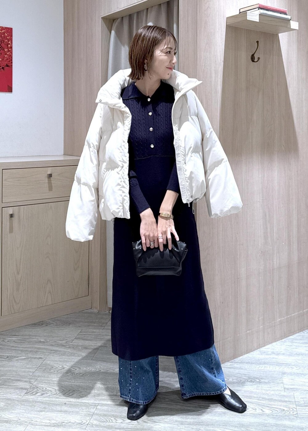 ホワイト系のダウンジャケット/コート、ブルー系のデニムパンツ、ブルー系のワンピースを着用したレディースの冬コーディネートの2枚目の写真