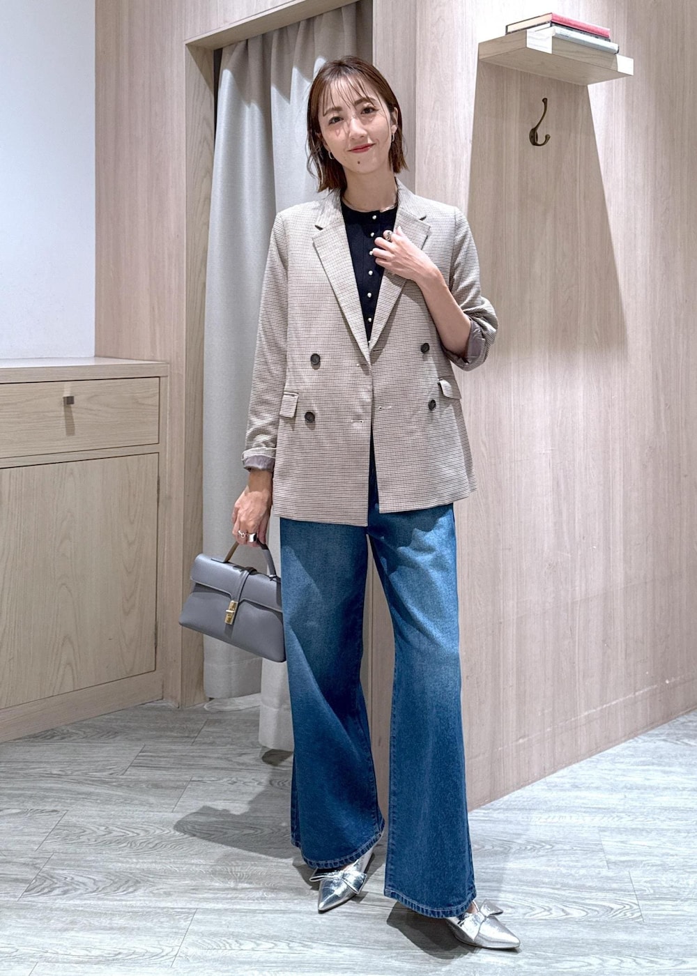 シルバー系のパンプス、グレー系のショルダーバッグ、ブラック系のカーディガン/ボレロを着用したレディースの秋コーディネートの10枚目の写真