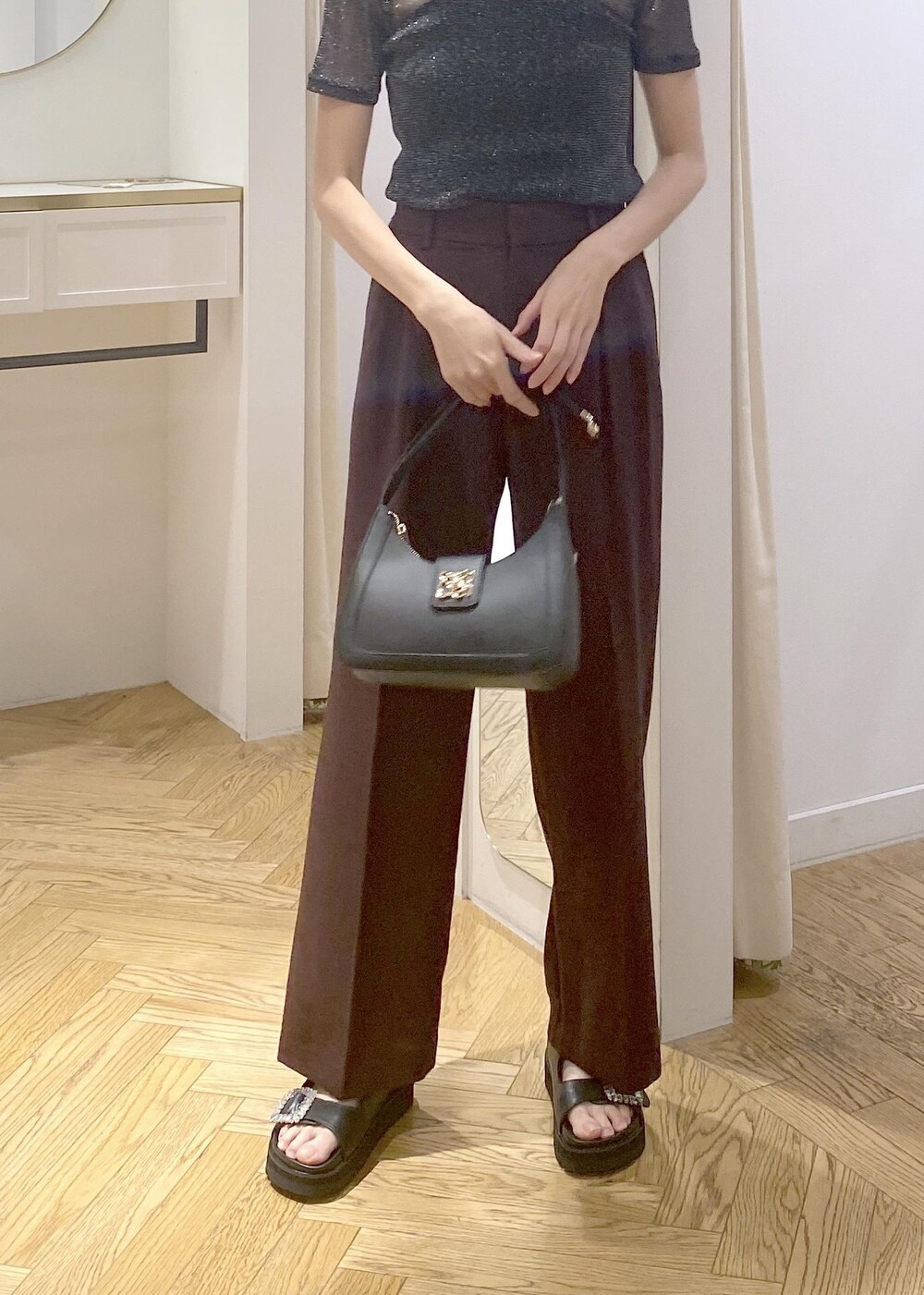 ブラック系のハンドバッグ、ブラック系のキャミソール、ブラック系のTシャツ/カットソーを着用したレディースの夏コーディネートの4枚目の写真