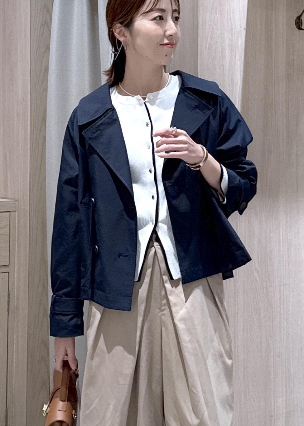 イエロー系のショルダーバッグ、ホワイト系のカーディガン/ボレロ、ベージュ系のその他パンツを着用したレディースの春コーディネートの8枚目の写真