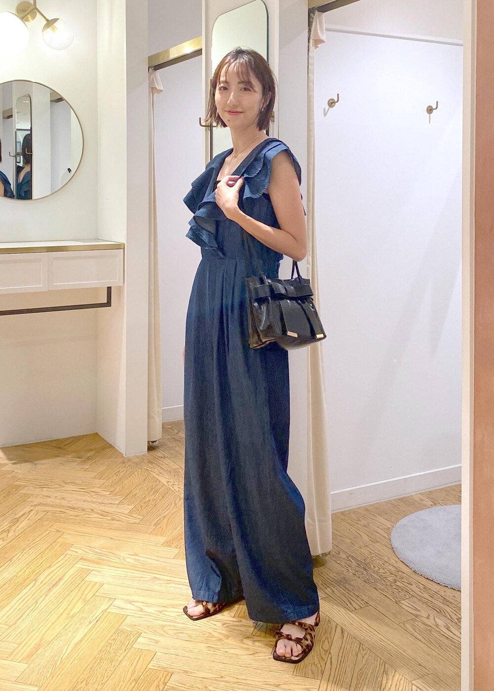 「楽ちん、サロペット、夏コーデ、デートコーデ、お出かけコーデ、旅行コーデ、フェスコーデ、推し活コーデ、女子会コーデ、大人カジュアル、体型カバー、カジュアルコーデ、シンプルコーデ、ベーシック、VIS」｜「VISのデザインチェーンチョーカーネックレス（ネックレス、ゴールド系）」を使った、eric08さん（レディース・166cm）の夏コーディネートの4枚目の写真