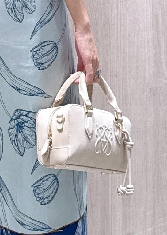 ブラック系のキャミソール、イエロー系のパンプス、ブルー系のカーディガン/ボレロを着用したレディースの秋コーディネートの9枚目の写真