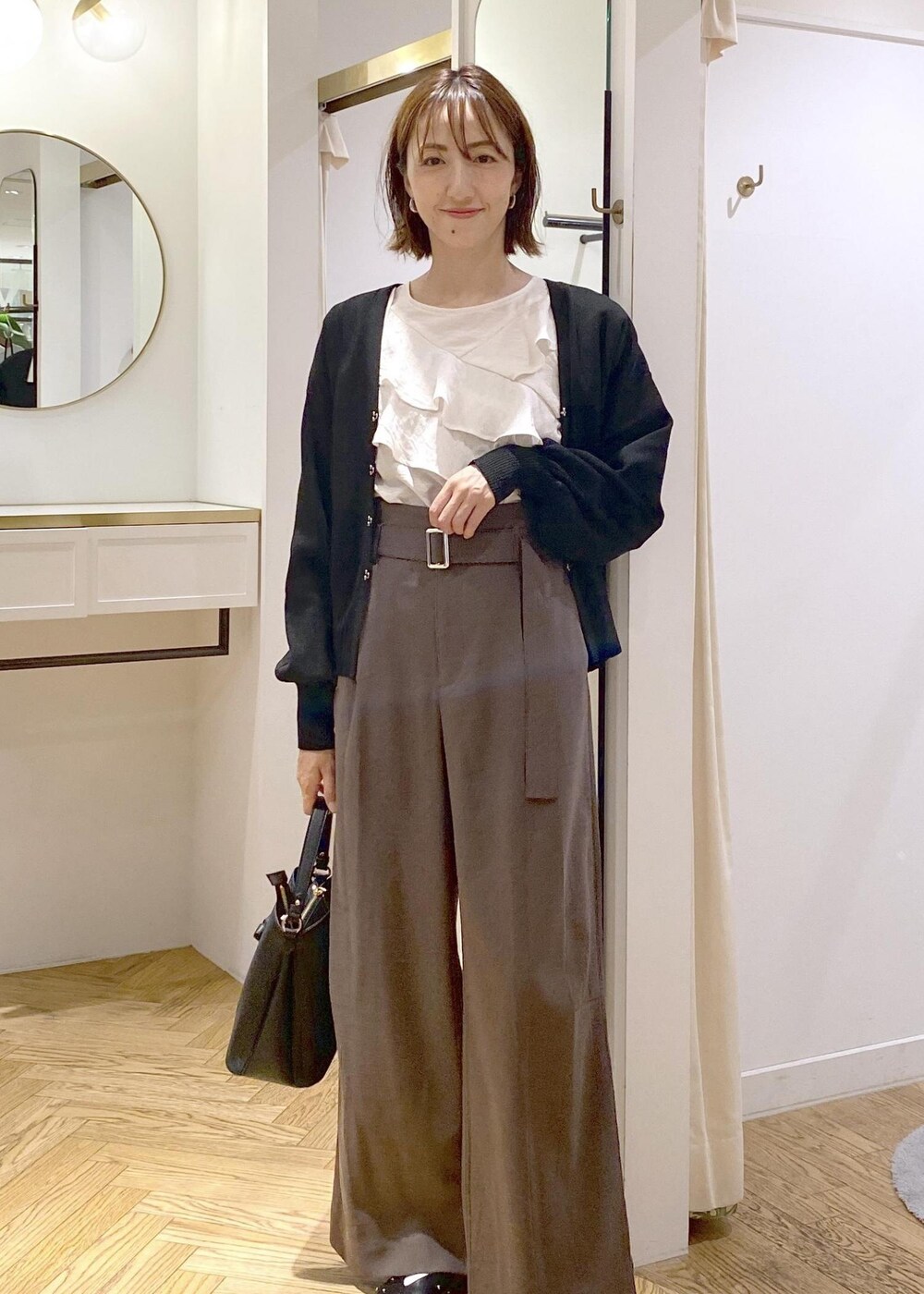 ホワイト系のシャツ/ブラウス、ブラック系のバレエシューズ、ブラック系のカーディガン/ボレロを着用したレディースの秋コーディネートの8枚目の写真