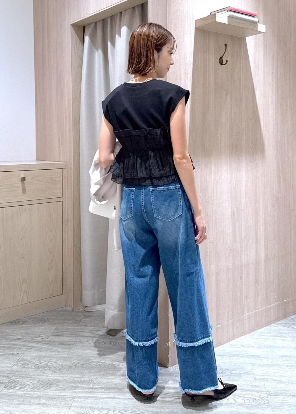 ホワイト系のショルダーバッグ、ブラック系のパンプス、ブラック系のTシャツ/カットソーを着用したレディースの夏コーディネートの4枚目の写真