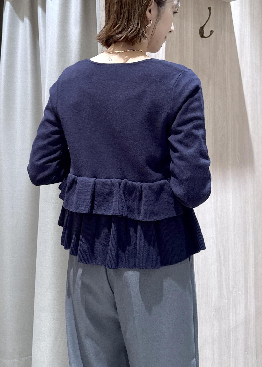 ホワイト系のショルダーバッグ、ブルー系のカーディガン/ボレロ、グレー系のその他アウターを着用したレディースの冬コーディネートの8枚目の写真