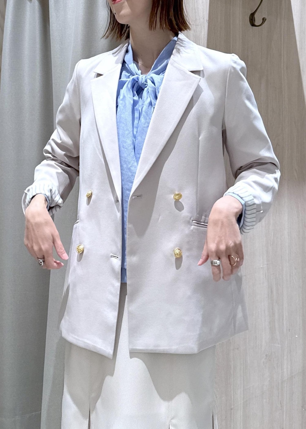 ベージュ系のパンプス、ベージュ系のテーラードジャケット、ブルー系のシャツ/ブラウスを着用したレディースの冬コーディネートの4枚目の写真