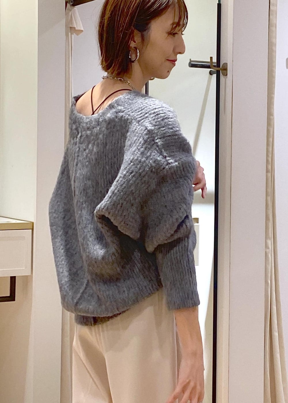 ホワイト系のトートバッグ、ブラック系のパンプス、ベージュ系のその他パンツを着用したレディースの冬コーディネートの9枚目の写真